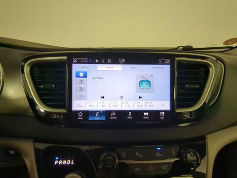 Used 2024 Chrysler Pacifica Touring-L FWD image 22