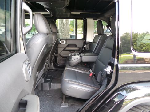 Used 2024 Jeep Wrangler Unlimited Sahara w/ Technology Group AWD/4WD image 16