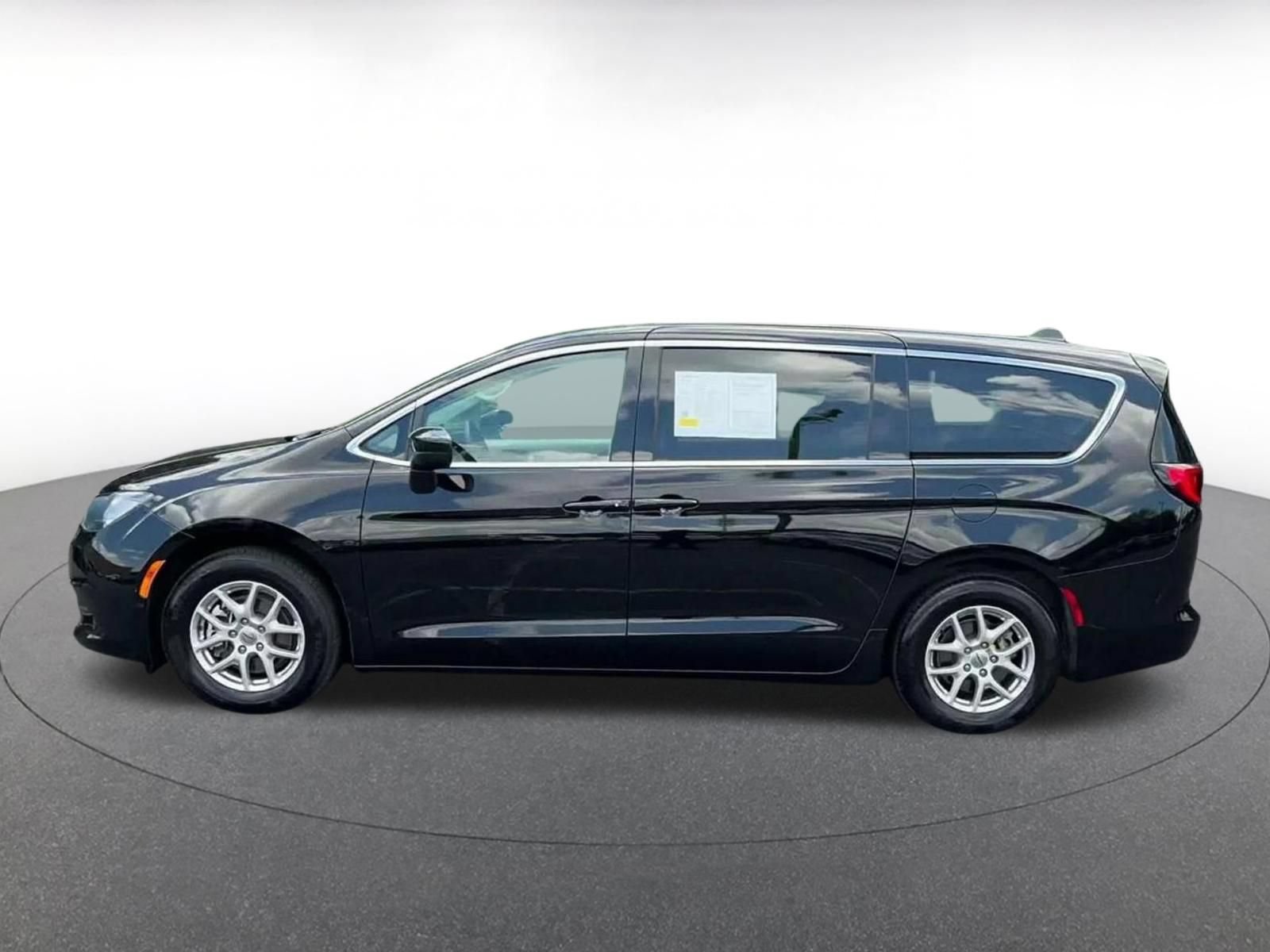 Used 2024 Chrysler Voyager LX FWD image 8