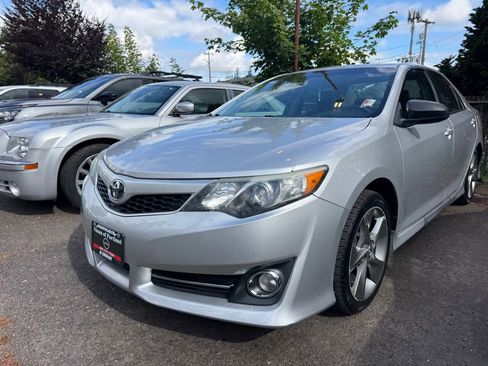 Used 2014 Toyota Camry SE FWD image 2