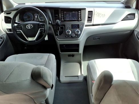 Used 2020 Toyota Sienna L image 21