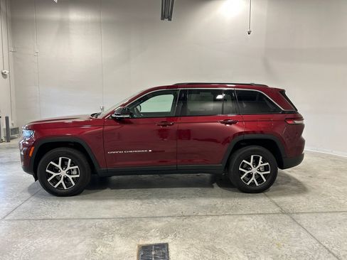 Used 2024 Jeep Grand Cherokee Limited w/ Luxury Tech Group II AWD/4WD image 9