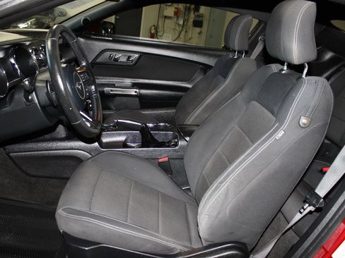 Used 2016 Ford Mustang Coupe RWD image 31
