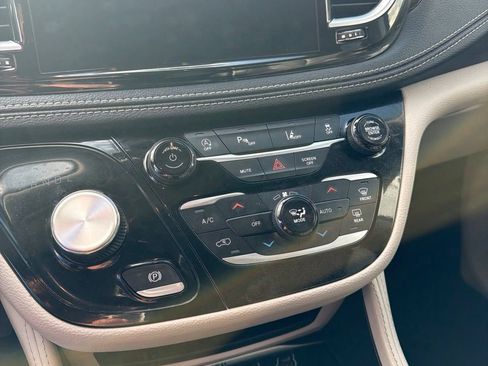 Used 2024 Chrysler Pacifica Limited FWD image 9