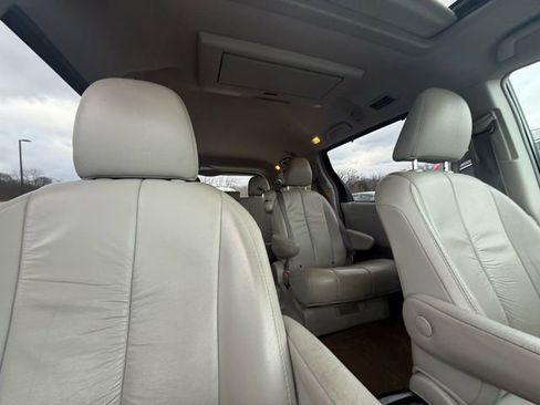 Used 2011 Toyota Sienna XLE w/ Entertainment Pkg image 4