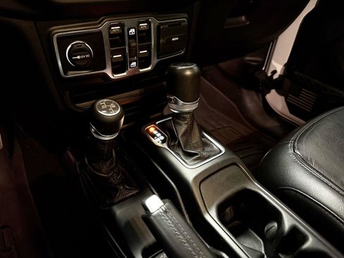 Used 2019 Jeep Wrangler Unlimited Sahara w/ Uconnect 4C Nav & Sound Group AWD/4WD image 23