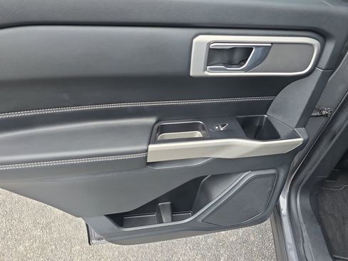 Used 2022 Ford Explorer XLT image 11