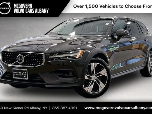 Used 2025 Volvo V60 B5 Cross Country Plus AWD/4WD image 1