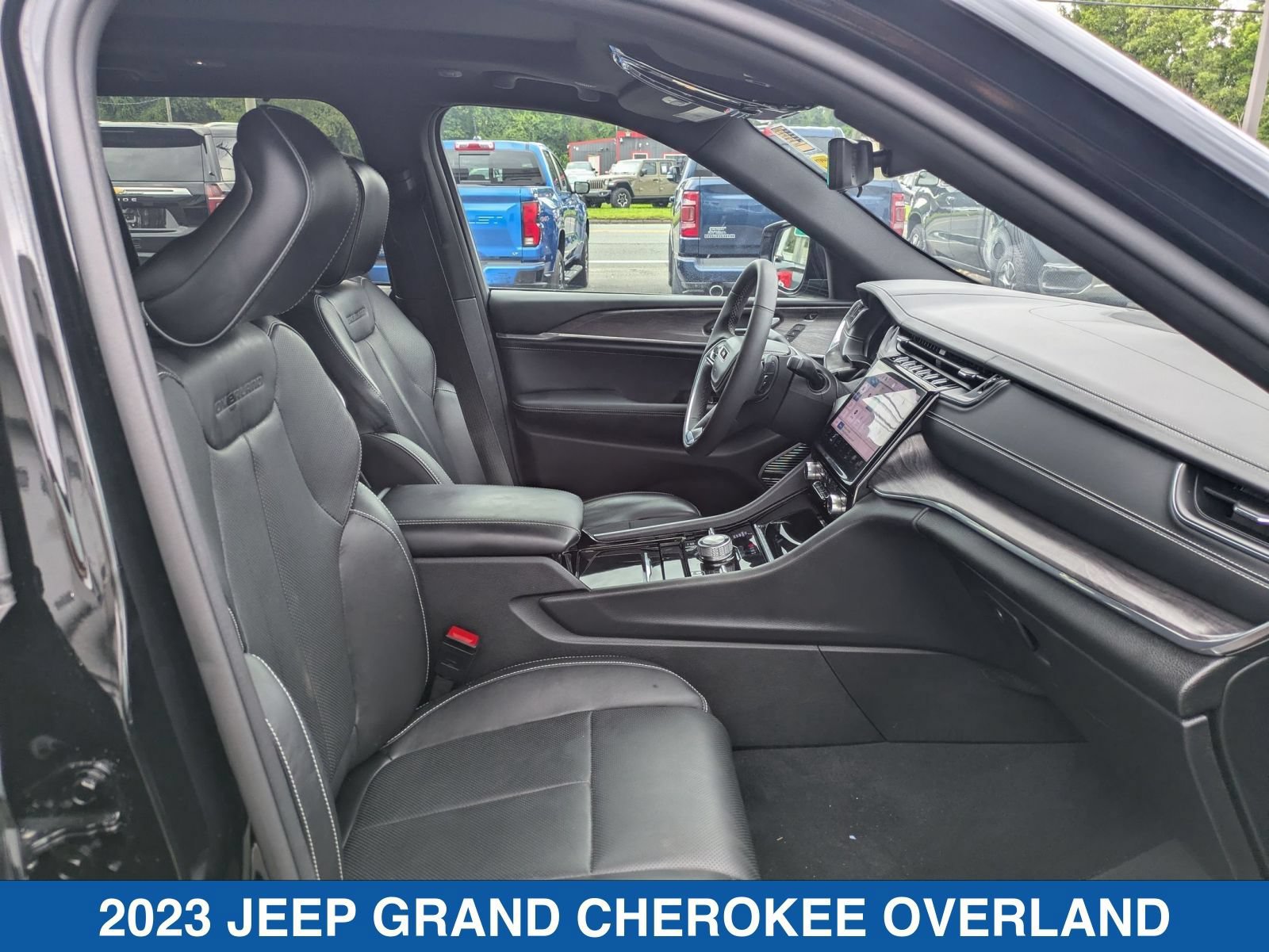 Used 2023 Jeep Grand Cherokee Overland w/ Luxury Tech Group IV AWD/4WD image 37