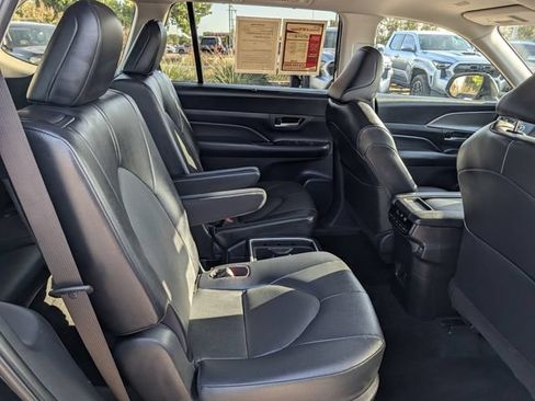 Used 2025 Toyota Grand Highlander AWD image 32