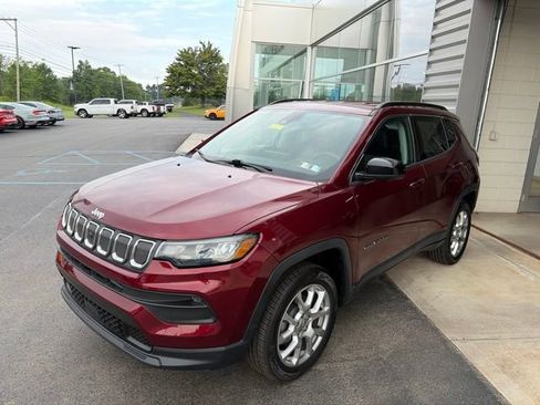 Used 2022 Jeep Compass Latitude AWD/4WD image 2