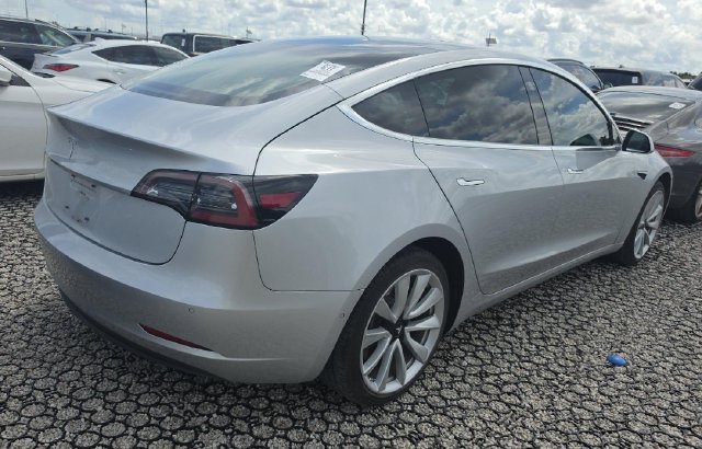 Used 2018 Tesla Model 3 Long Range RWD image 2