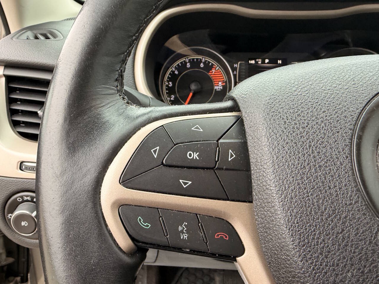 Used 2016 Jeep Cherokee Latitude w/ Comfort/Convenience Group AWD/4WD image 12