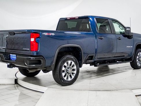Used 2022 Chevrolet Silverado 2500 Custom w/ Custom Value Package AWD/4WD image 9