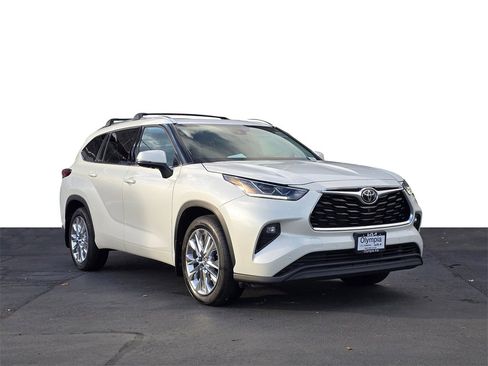 Used 2021 Toyota Highlander Limited image 1