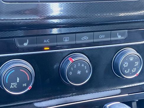 Used 2017 Volkswagen GTI SE image 16