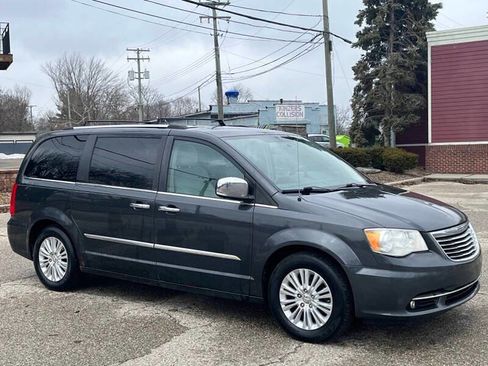 Used 2014 Chrysler Town & Country Touring w/ Driver Convenience Group image 7