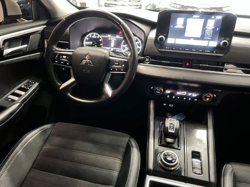 Used 2023 Mitsubishi Outlander SE FWD image 16