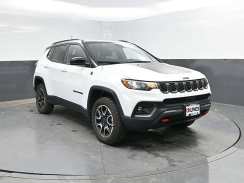 Used 2025 Jeep Compass Trailhawk AWD/4WD image 6