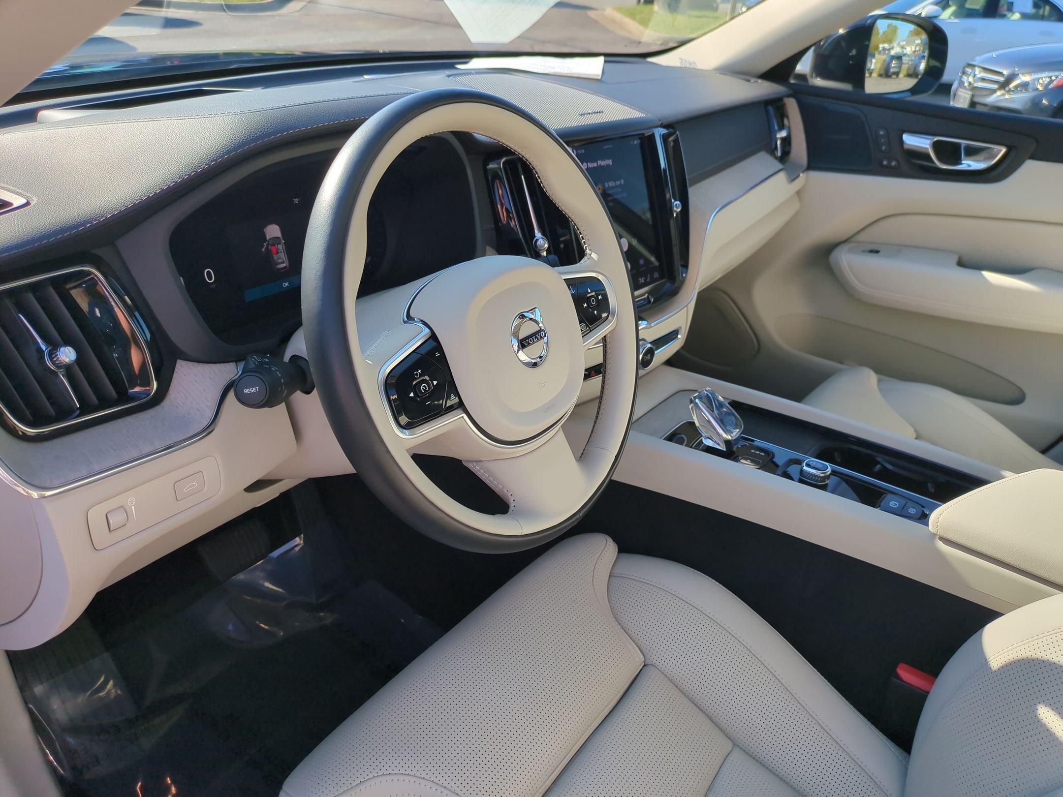 Used 2022 Volvo XC60 B5 Inscription w/ Advanced Package AWD/4WD image 16