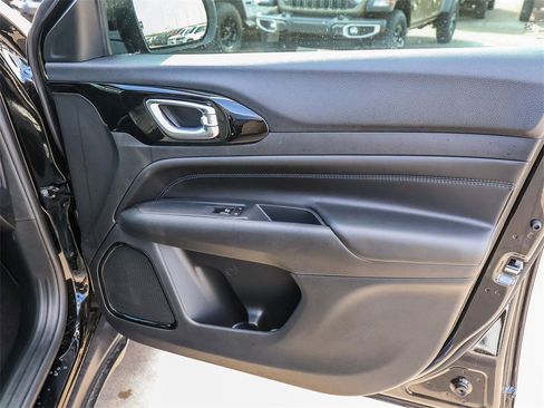 New 2026 Jeep Compass Latitude image 16