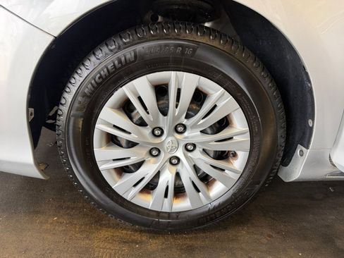 Used 2012 Toyota Camry LE FWD image 31