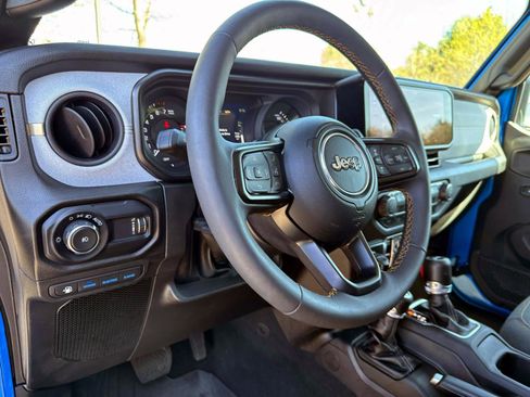 Used 2024 Jeep Wrangler Unlimited w/ Convenience Group AWD/4WD image 8