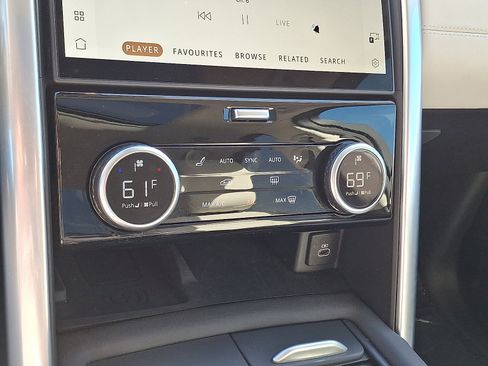 Used 2025 Land Rover Discovery S image 16