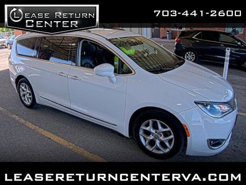 Used 2018 Chrysler Pacifica Touring-L FWD image 1