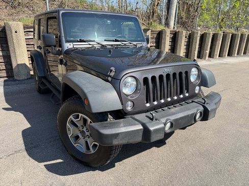 Used 2016 Jeep Wrangler Unlimited Rubicon w/ Connectivity Group AWD/4WD image 3