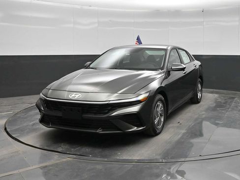 New 2026 Hyundai Elantra SE FWD image 3