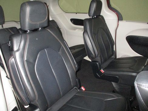 Used 2017 Chrysler Pacifica Touring-L Plus FWD image 11