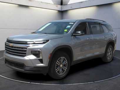 Used 2025 Chevrolet Traverse LT