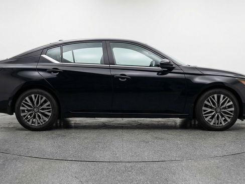 Used 2025 Nissan Altima 2.5 SV FWD image 11