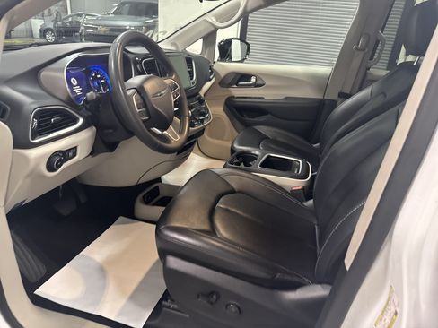 Used 2024 Chrysler Pacifica Touring-L FWD image 13
