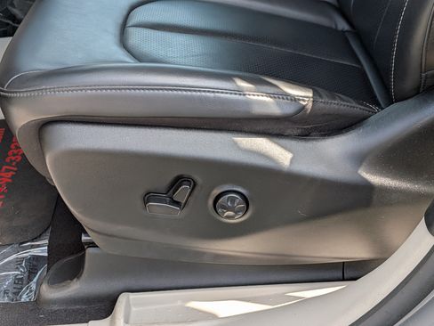 Used 2023 Chrysler Pacifica Touring-L FWD image 14