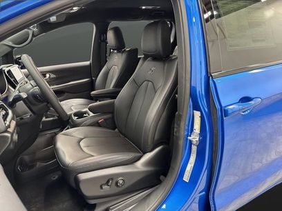 New 2026 Chrysler Pacifica Select