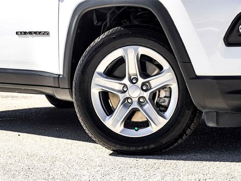 Used 2024 Jeep Compass Latitude w/ Altitude Special Edition image 2