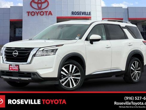 Used 2023 Nissan Pathfinder Platinum image 1