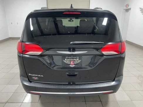 Used 2017 Chrysler Pacifica Touring-L Plus w/ Uconnect Theatre Group FWD image 7