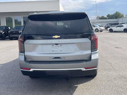 Used 2025 Chevrolet Suburban LT RWD image 5