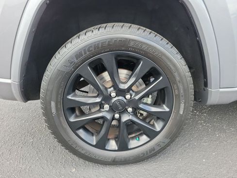 Used 2019 Jeep Grand Cherokee Altitude AWD/4WD image 9