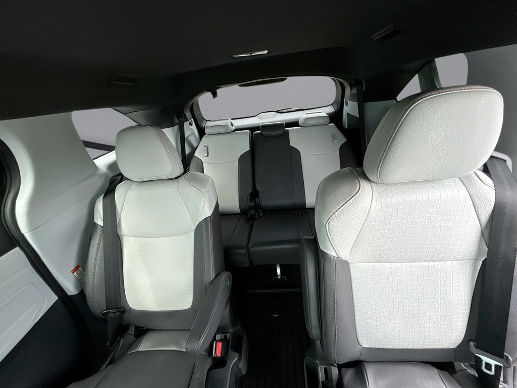 Used 2024 Toyota Sienna XSE FWD image 31