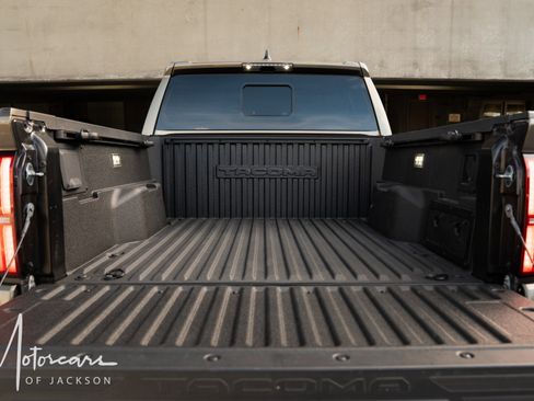 Used 2025 Toyota Tacoma TRD Off-Road image 32