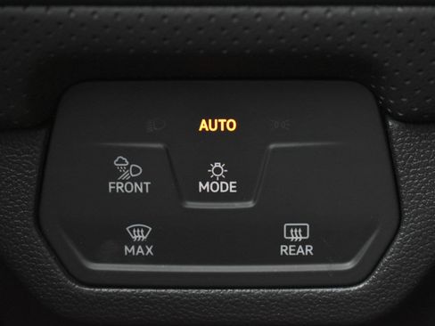 Used 2025 Volkswagen Atlas SE AWD/4WD image 19