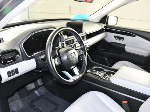 Certified 2025 Honda Pilot Touring image 2