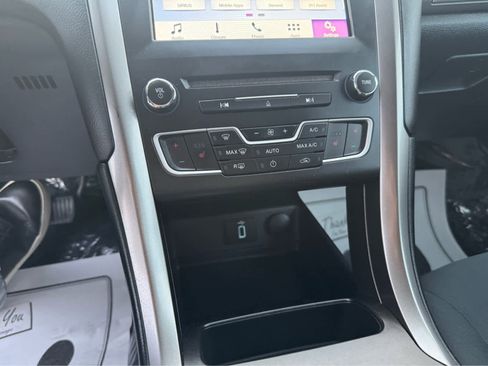 Used 2017 Ford Fusion SE w/ Fusion SE Technology Package image 24