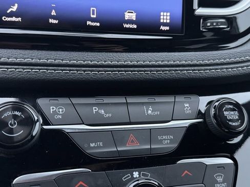 Used 2024 Chrysler Pacifica Select image 15