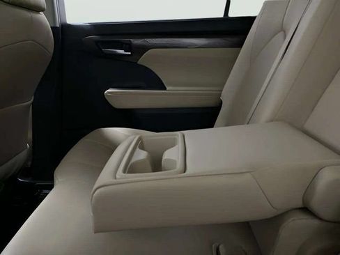 Used 2024 Toyota Highlander Limited AWD/4WD image 63