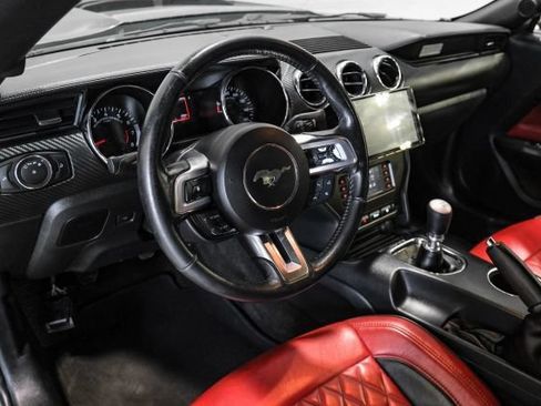 Used 2017 Ford Mustang Coupe RWD image 4